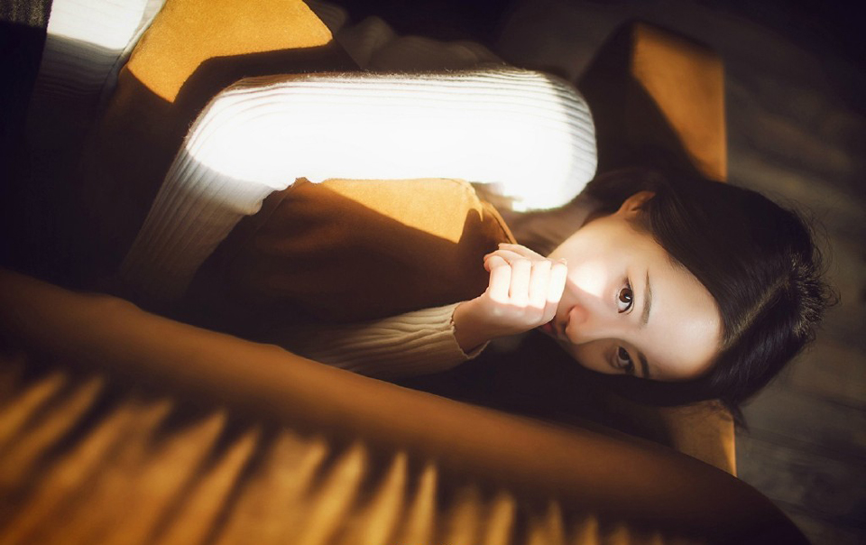 “夫君~”一名美妇带着一股慵懒的风情来到刘璝身后，轻声唤道。